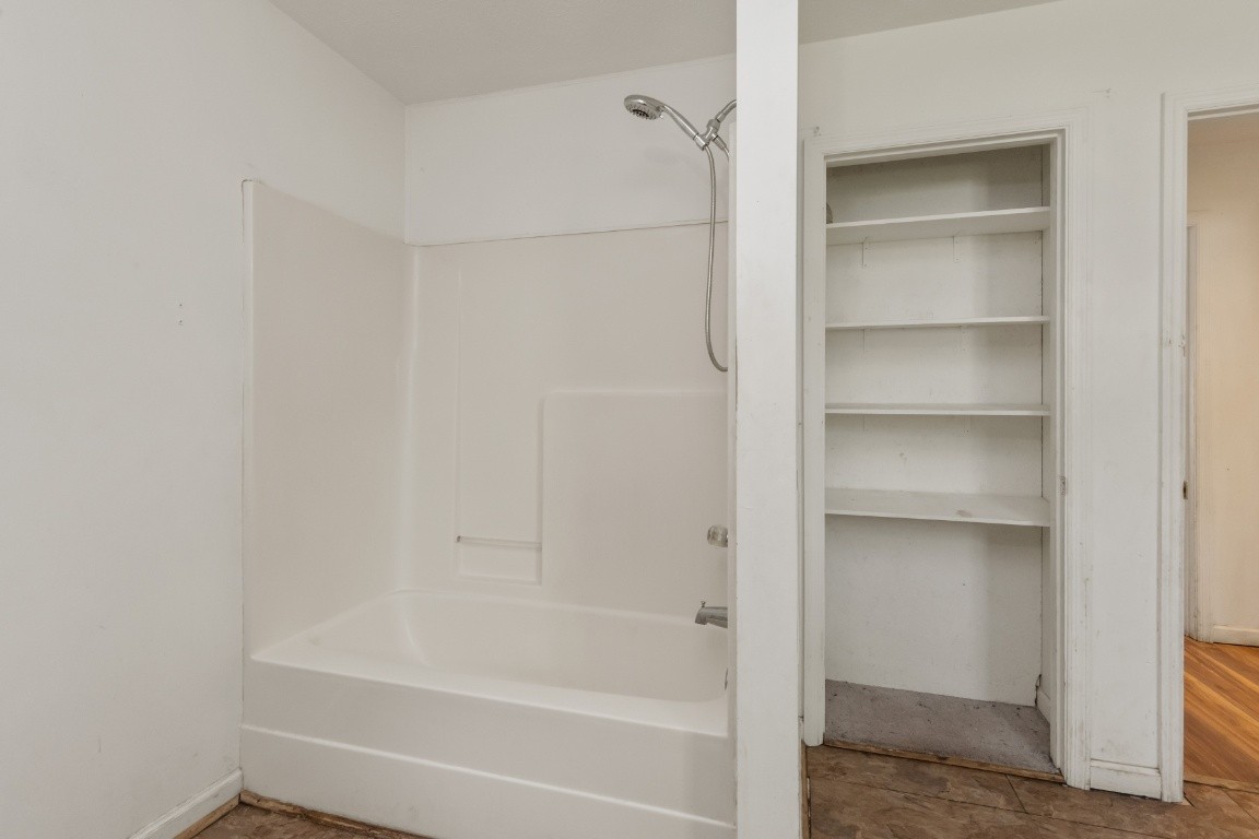 323 Bandera Lane Springfield, TN 37172 - Photo 13 of 33 a bathroom with a bathtub