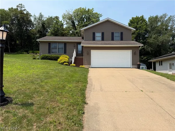 $325,000 | 1016 Thomas Drive Southwest, New Philadelphia, OH 44663