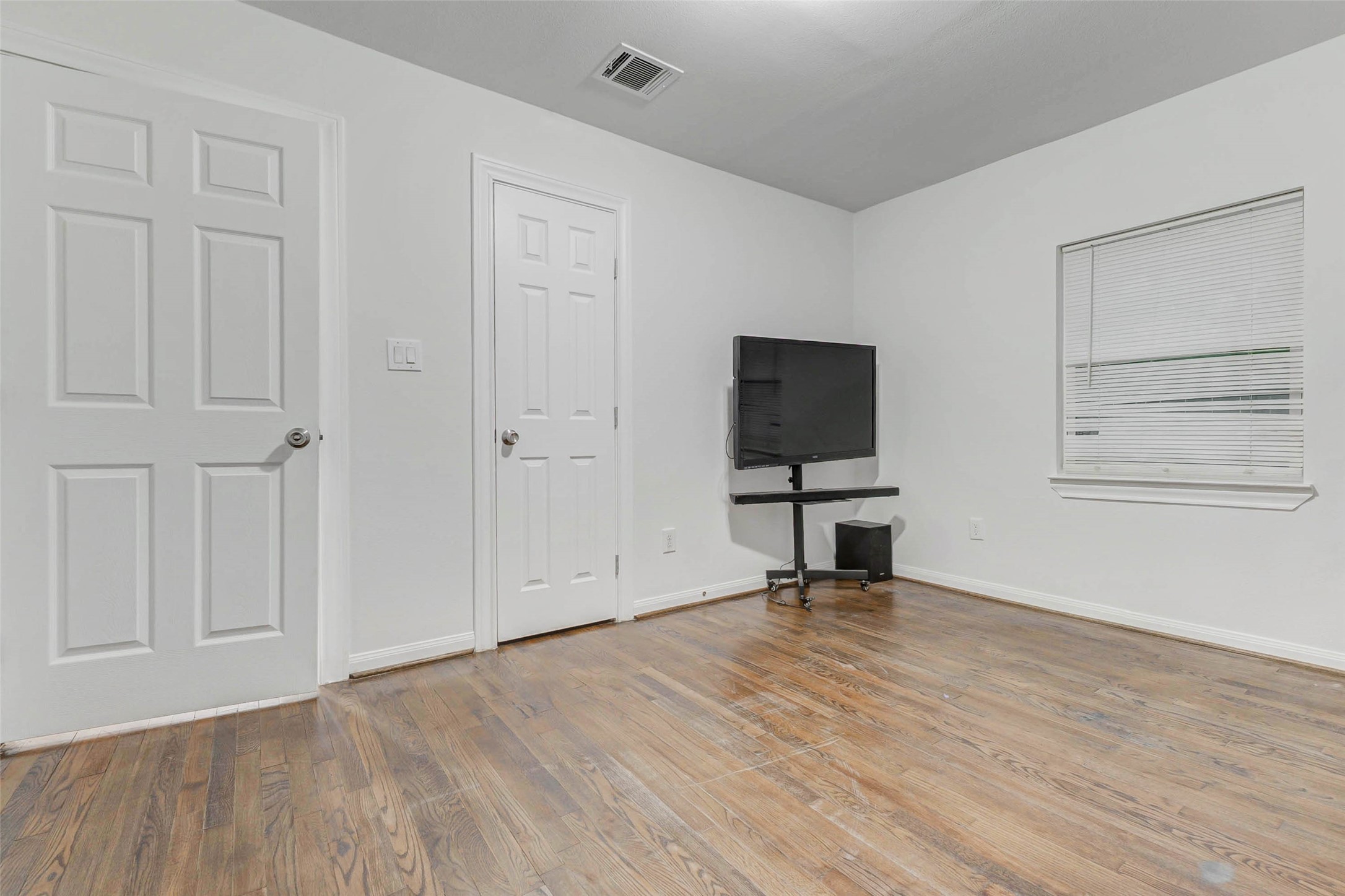 907 Whitaker Avenue Pasadena, TX 77506 - Photo 23 of 35 a view of empty room with wooden floor and cabinet
