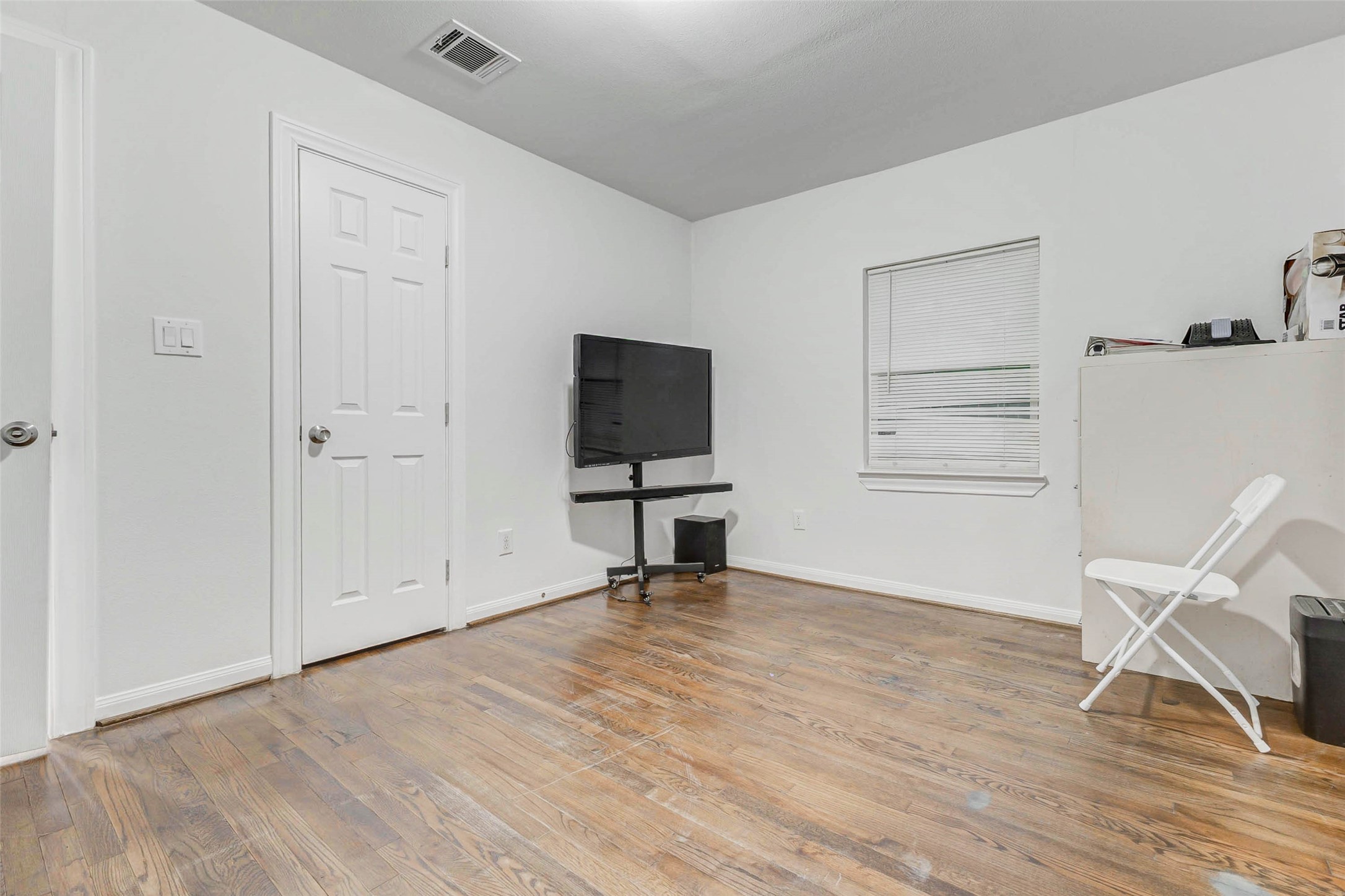 907 Whitaker Avenue Pasadena, TX 77506 - Photo 24 of 35 a view of a livingroom with chairs and a workspace