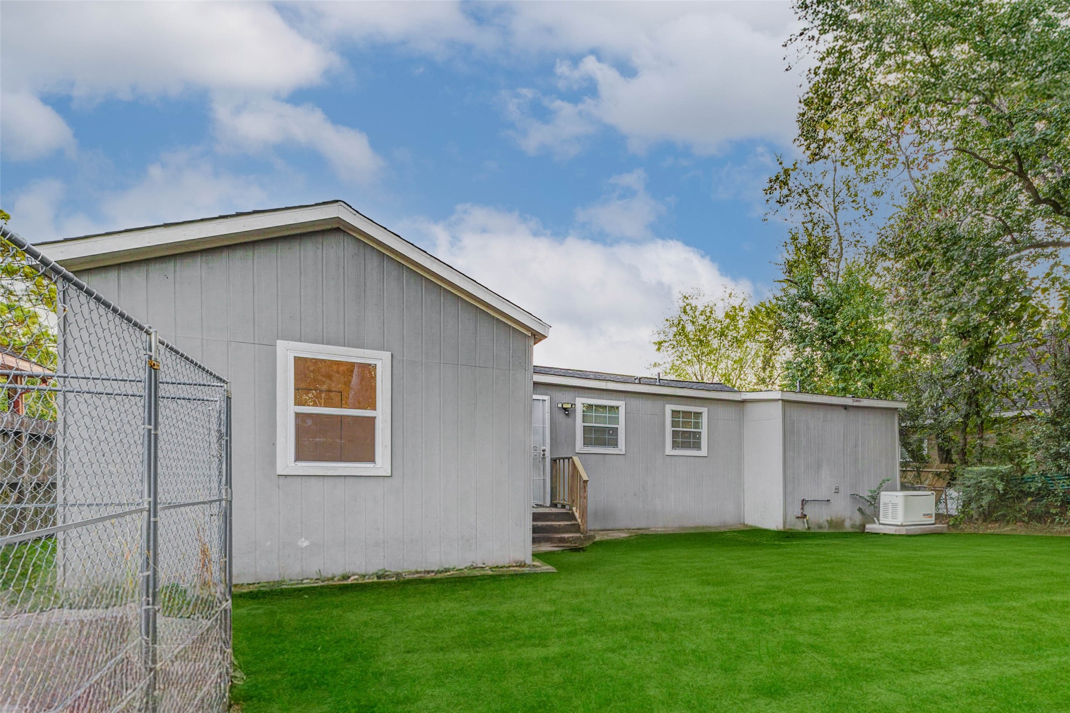 907 Whitaker Avenue Pasadena, TX 77506 - Photo 28 of 35 a house that has a backyard