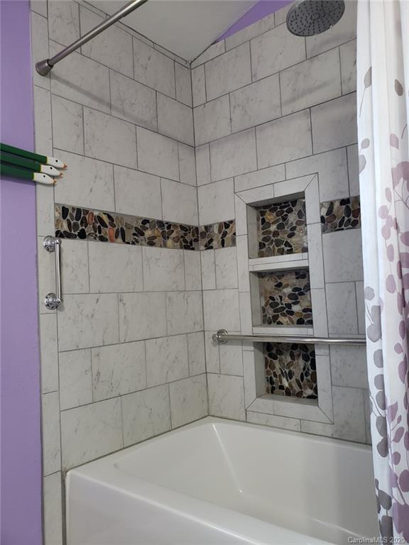 831 Dale Road Spruce Pine, NC 28777 - Photo 18 of 21 a bathroom with a bathtub