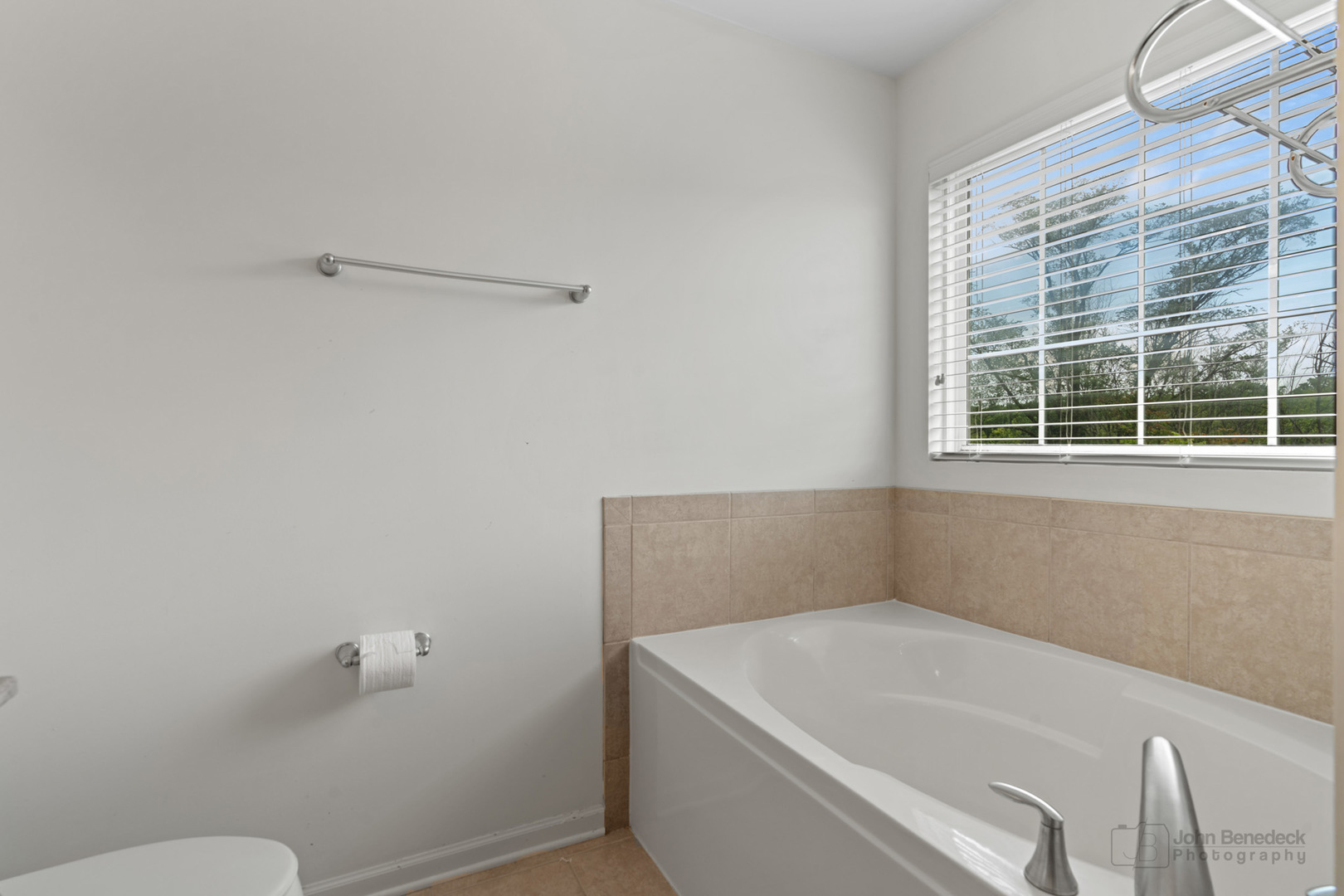 220 River Front Drive Mount Prospect, IL 60056 - Photo 23 of 33 a bathroom with a bathtub