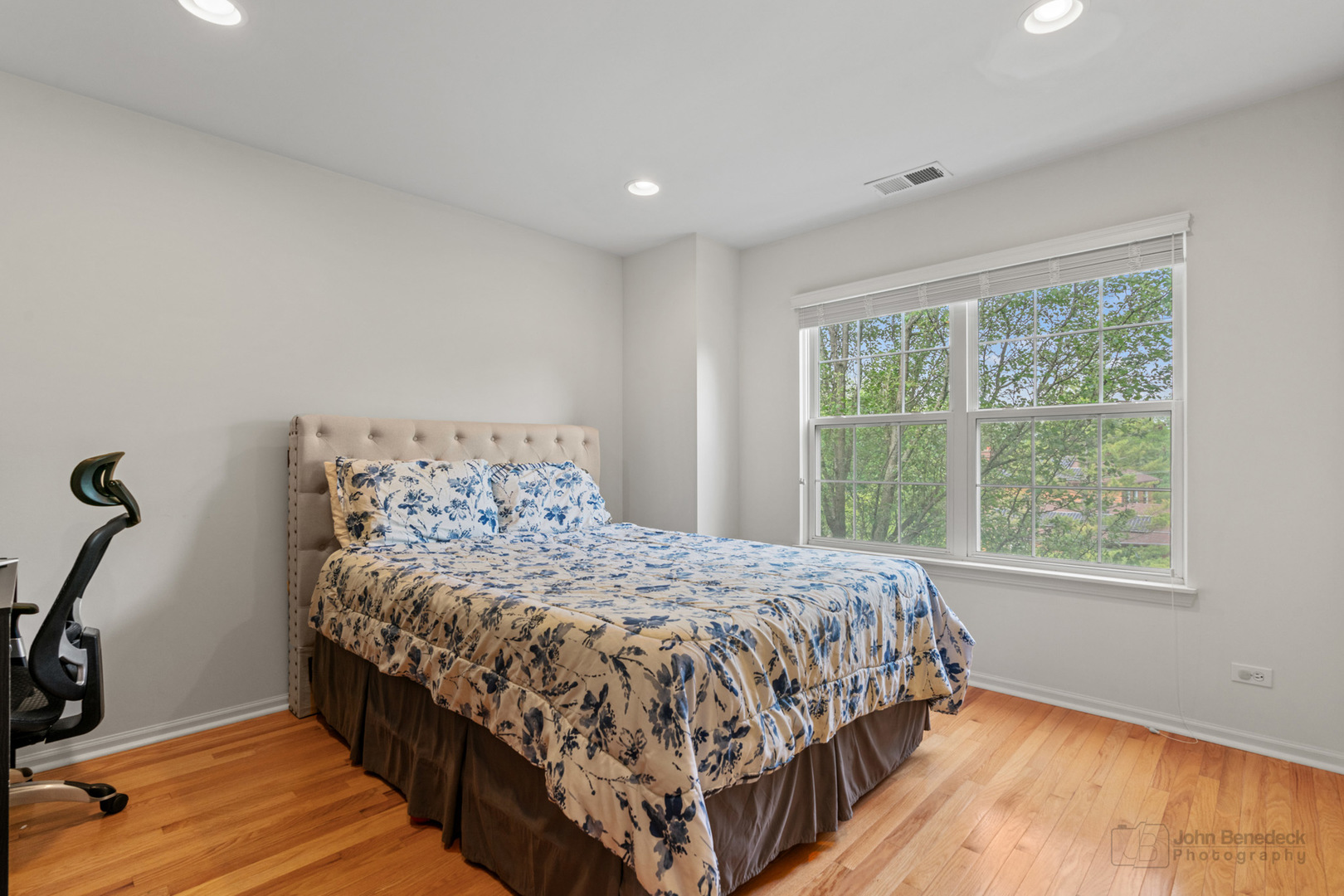 220 River Front Drive Mount Prospect, IL 60056 - Photo 24 of 33 a bed sitting in a bedroom next to a window