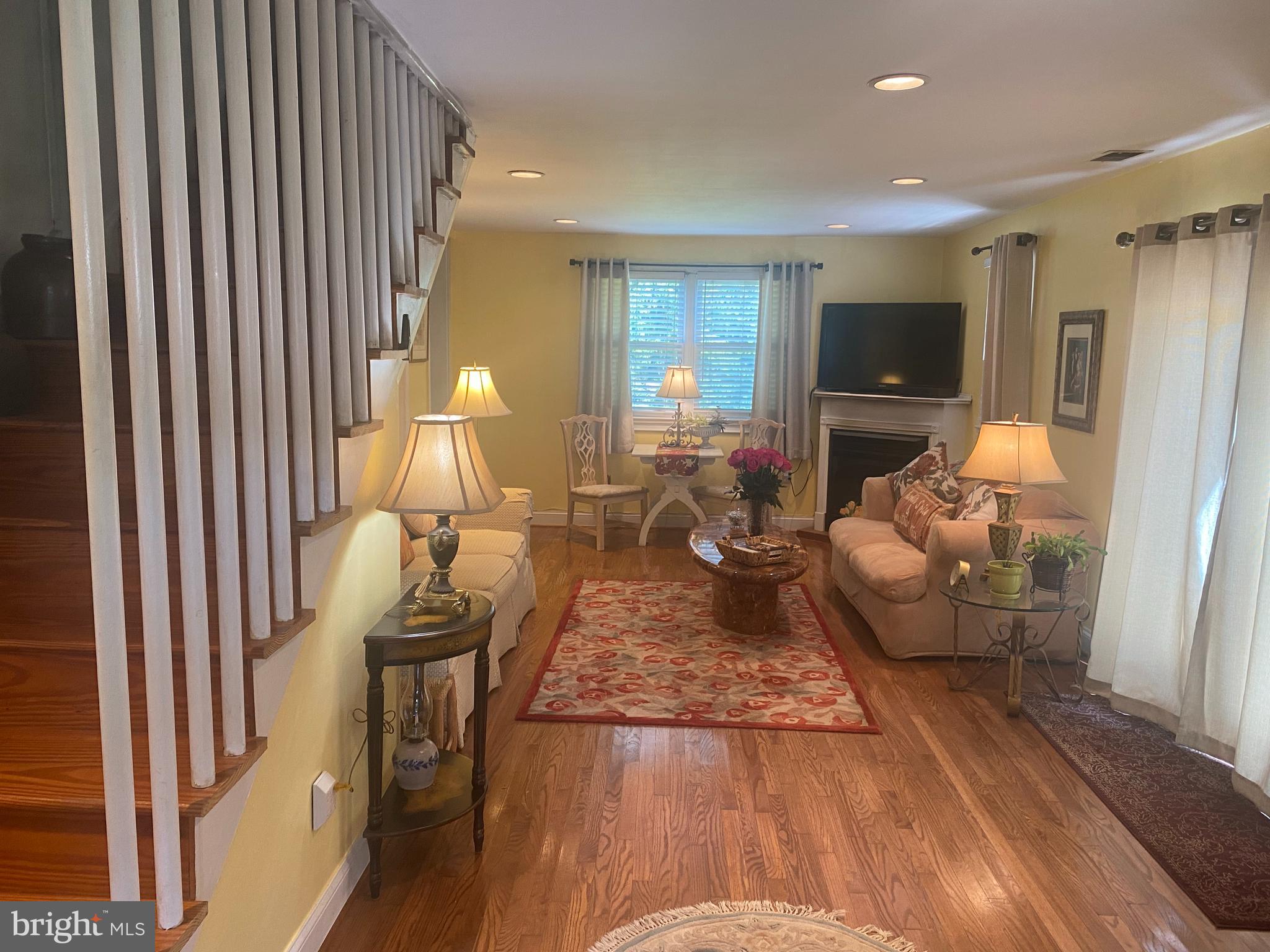 13300 Darnestown Road Gaithersburg, MD 20878 - Photo 15 of 73 Fam ily room w/sliding door leads to deck!