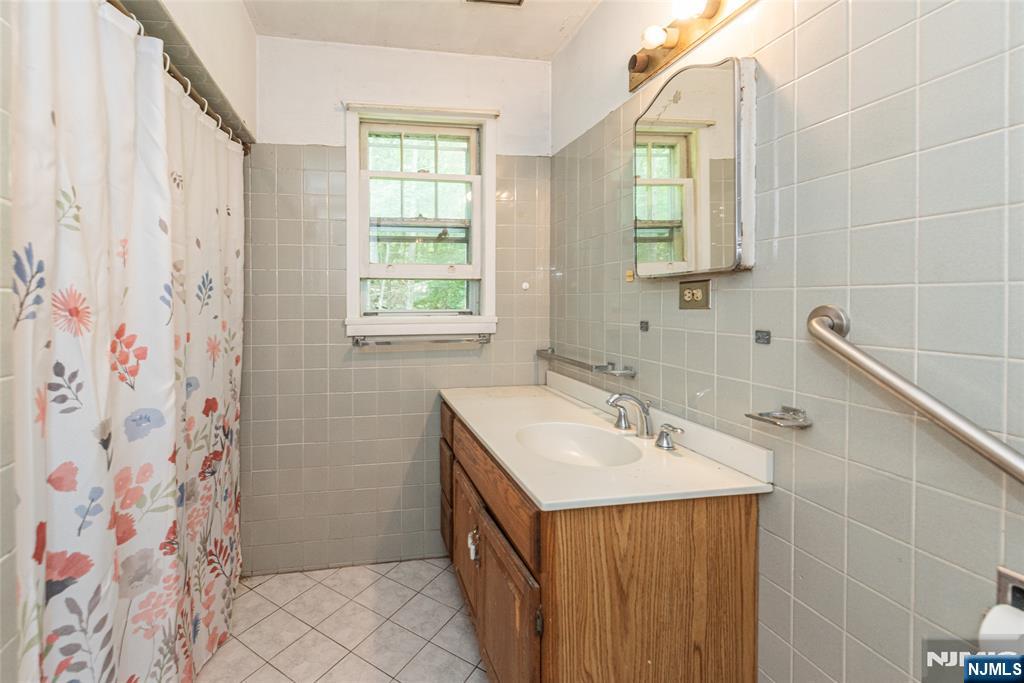 197 Snake Den Road Wanaque, NJ 07465 - Photo 15 of 18