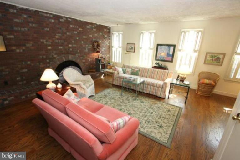 8527 Atwell Road Potomac, MD 20854 - Photo 9 of 19 Family Room