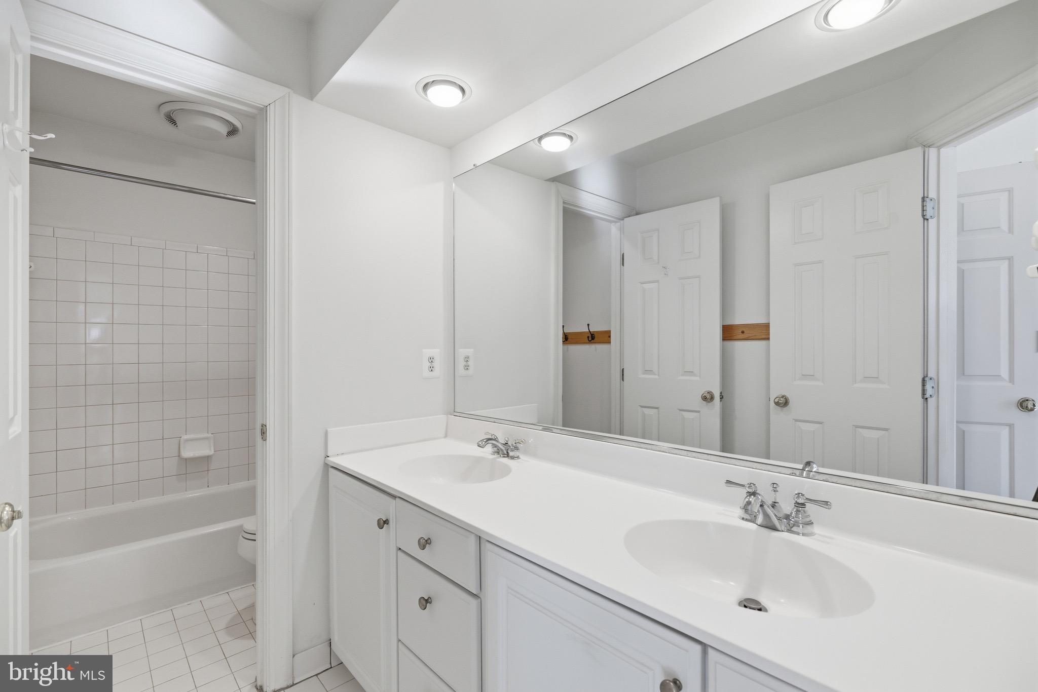 1817 Fallbrook Lane Vienna, VA 22182 - Photo 32 of 50 a bathroom with a tub sink double and mirror