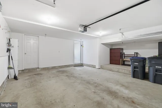 a view of empty room with a ceiling fan