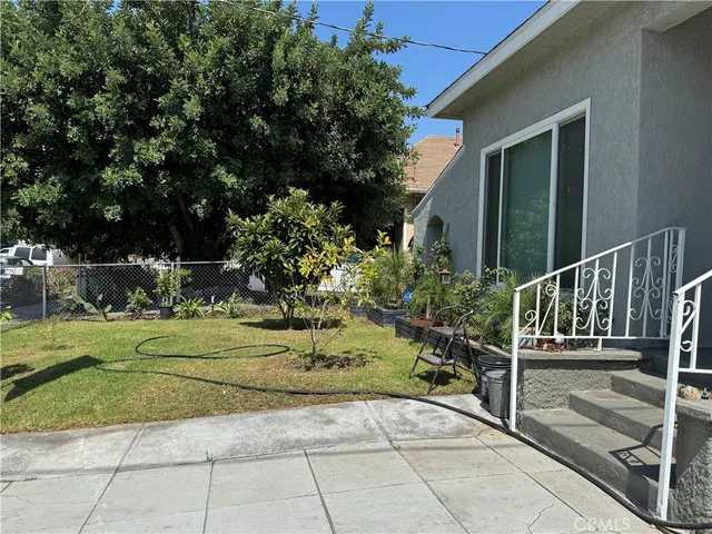 a view of a backyard with pathway