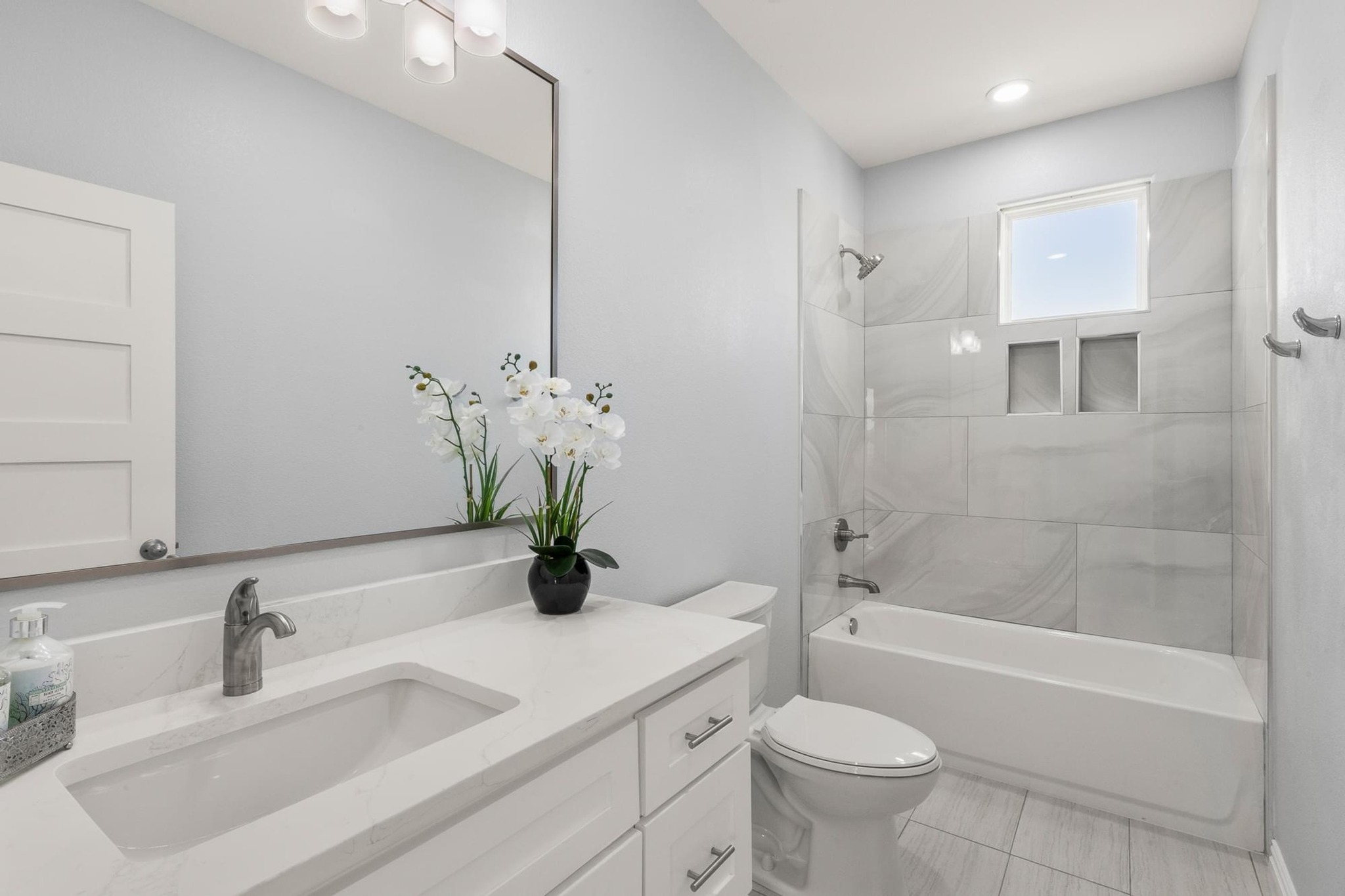1136 County Road 484 Elgin, TX 78621 - Photo 25 of 37 Bathroom with vanity and shower / washtub combination