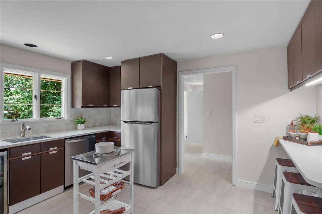5 Echo Drive Barrington, RI 02806 - Photo 18 of 44 Kitchen with breakfast nook