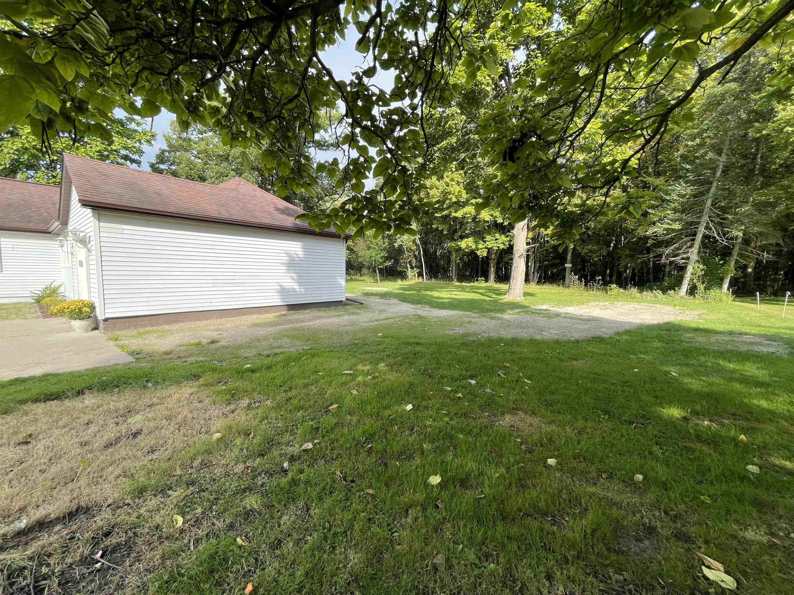 2437 East Ashby Road Midland, MI 48640 - Photo 4 of 41 1916098-3.JPG