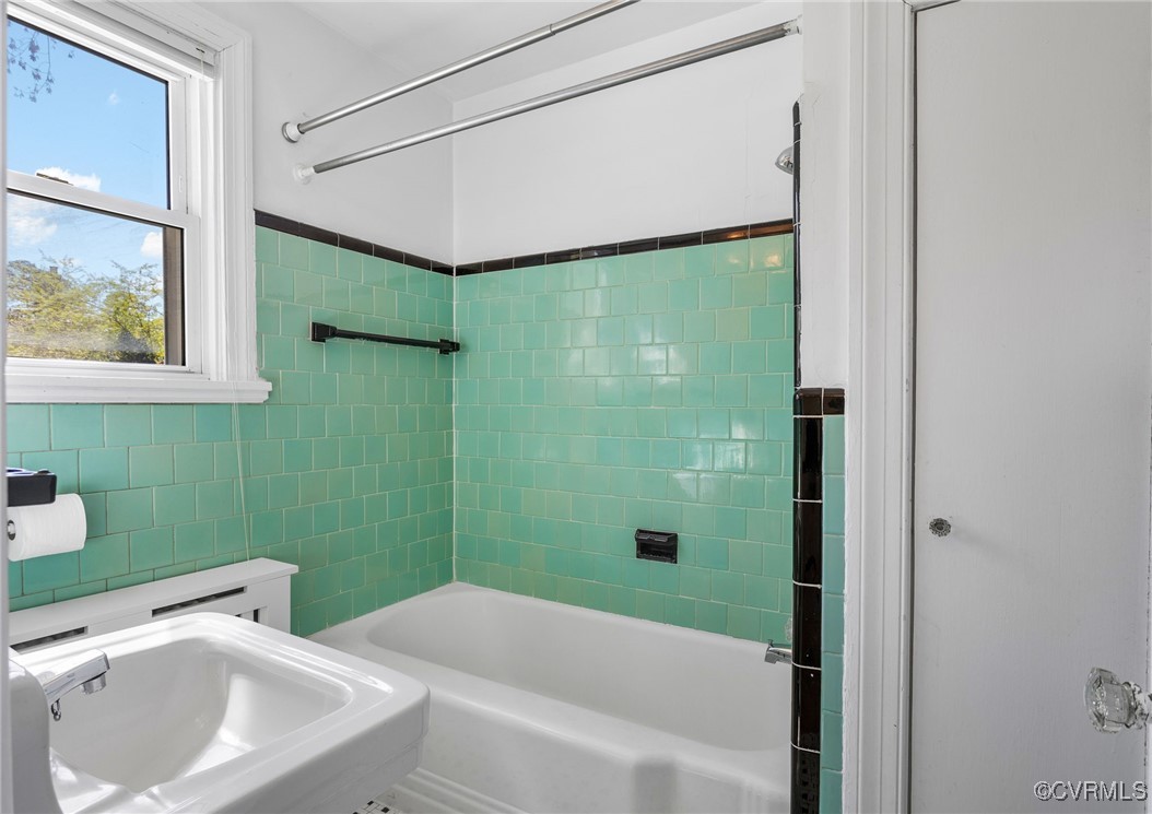 1109 Skipwith Road Henrico, VA 23229 - Photo 13 of 33 a bathroom with a sink and a bathtub