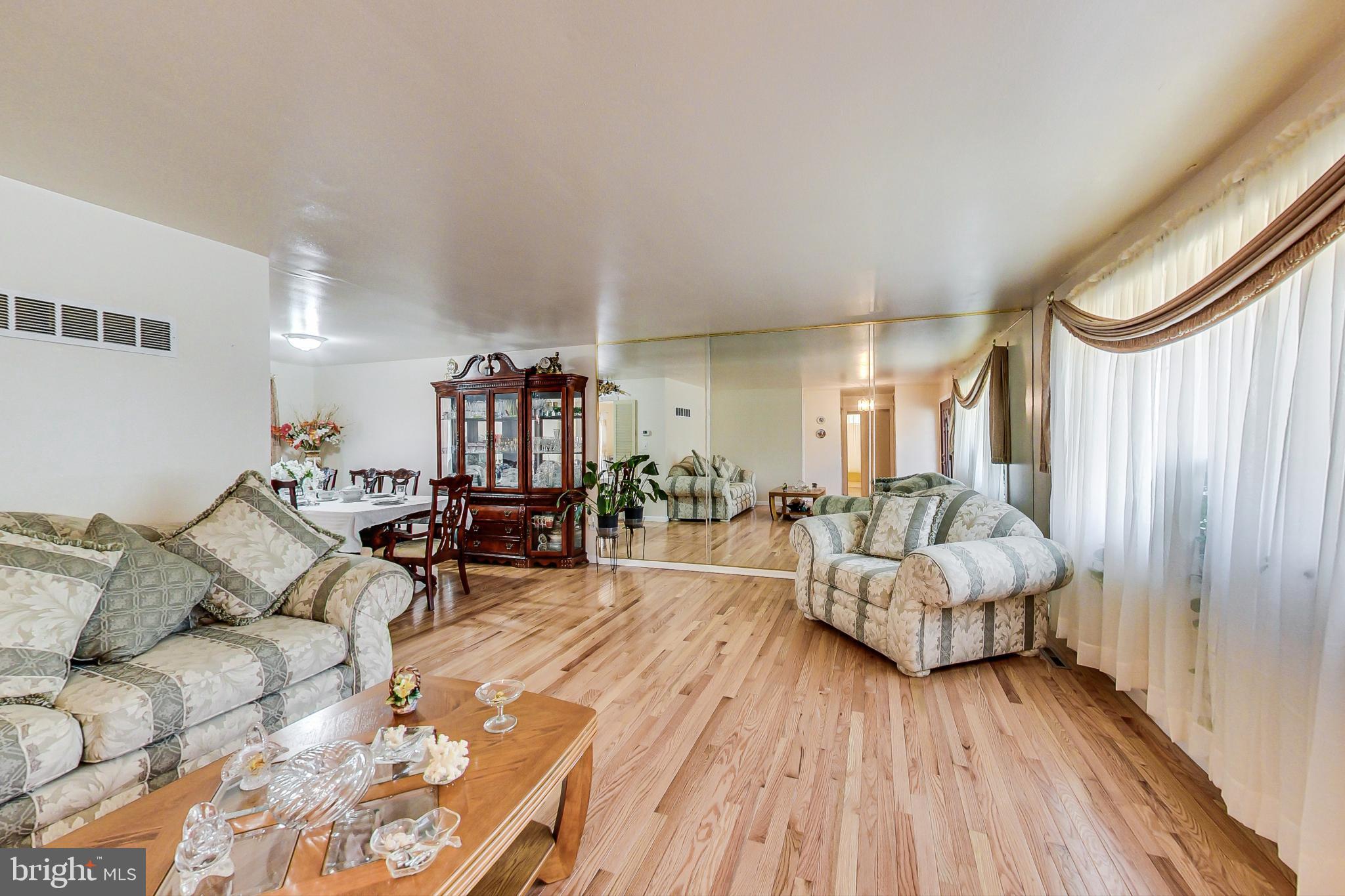 4525 Hawksbury Road Baltimore, MD 21208 - Photo 4 of 53 Living Room