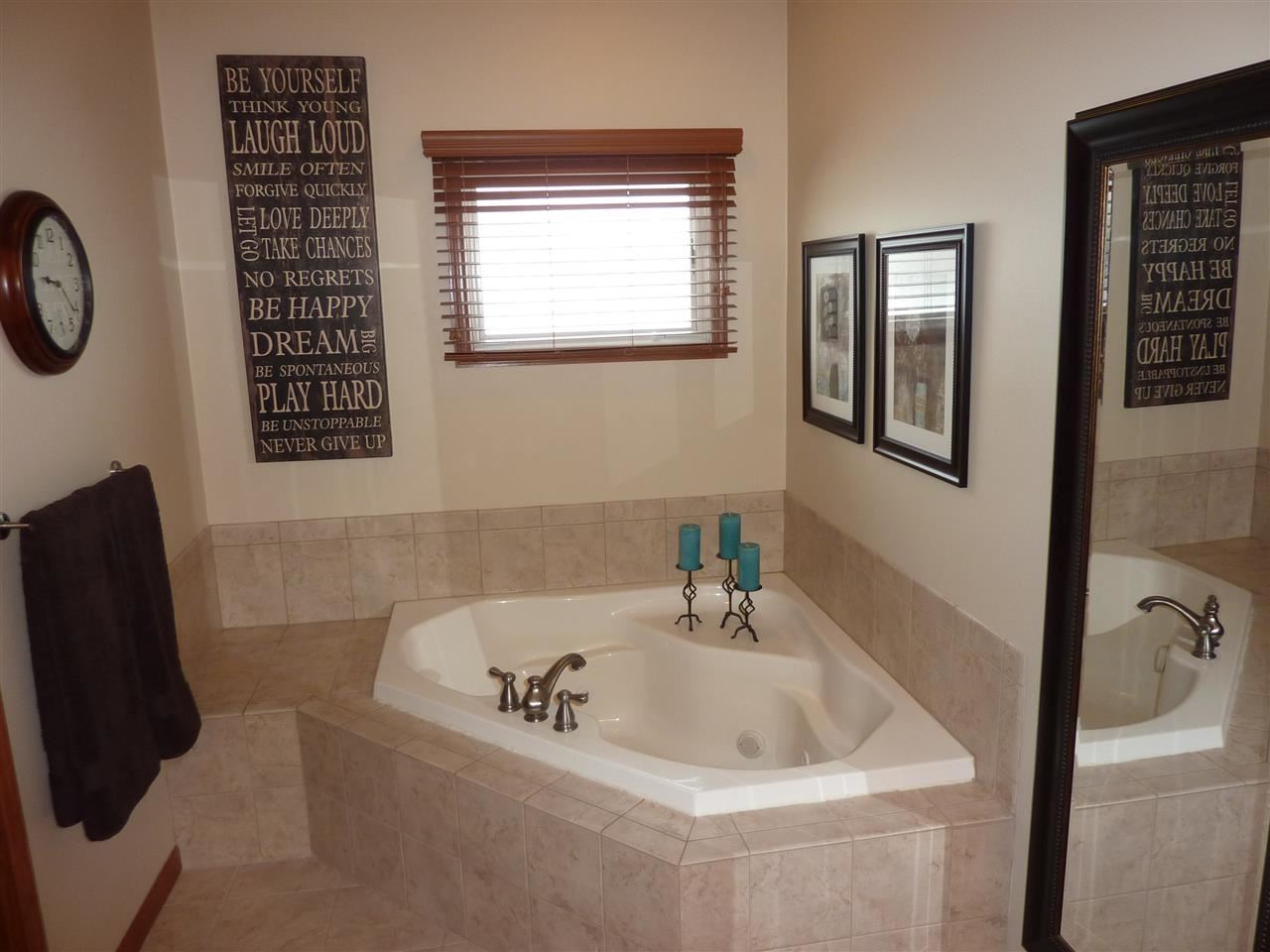 1090 East Lincoln Road Eldridge, IA 52748 - Photo 10 of 19 Gallery Image 10