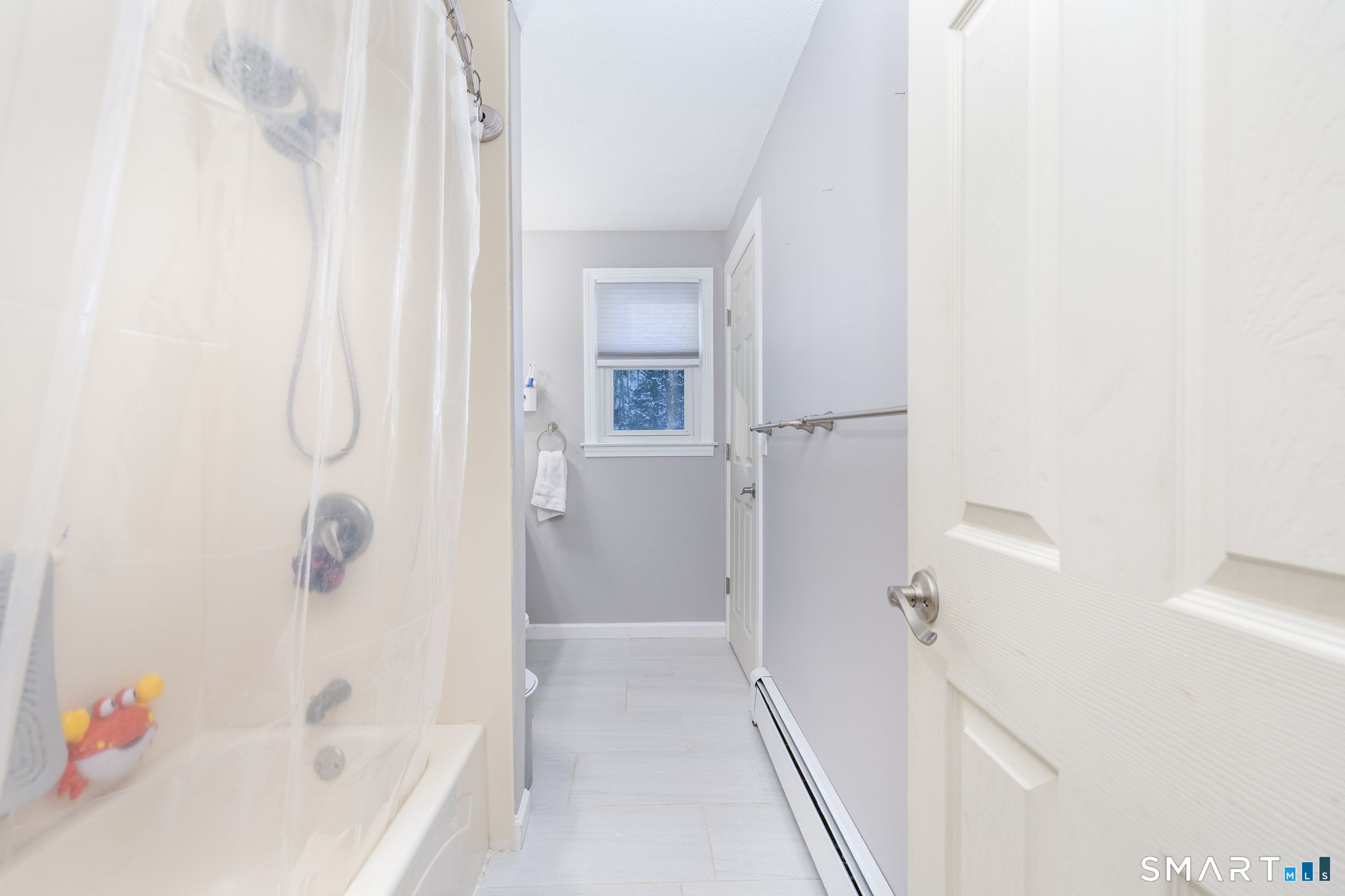 134 Massapeag Side Road Montville, CT 06382 - Photo 10 of 33 a bathroom with a bathtub