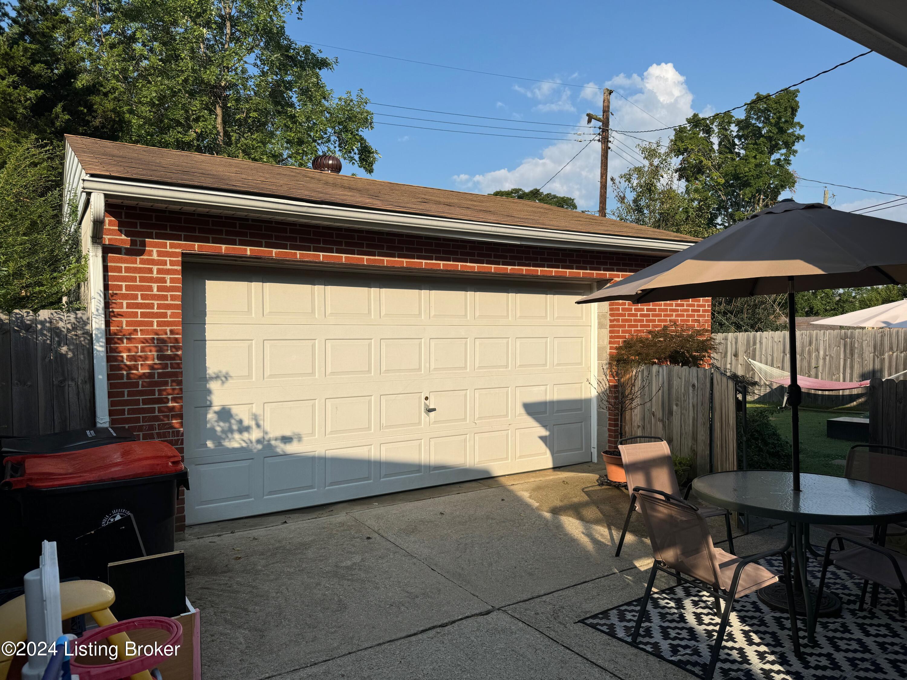 2923 Rio Rita Avenue Louisville, KY 40220 - Photo 5 of 36 2 car garage