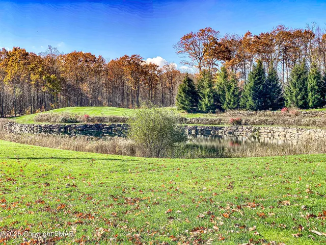 $255,000 | 69 Telemark Lake, Lake Harmony, PA 18624