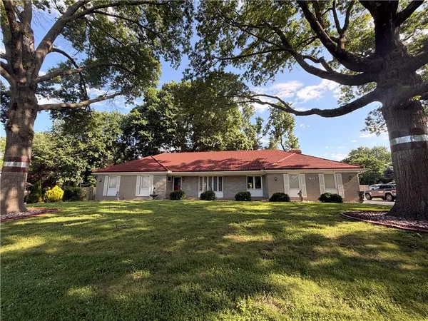 $450,000 | 11705 West 60th Place, Shawnee, KS 66203