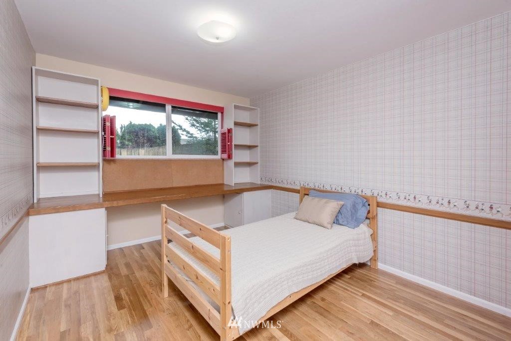 12525 Southeast 99th Street Renton, WA 98056 - Photo 20 of 33 a view of a room with wooden floor and small space