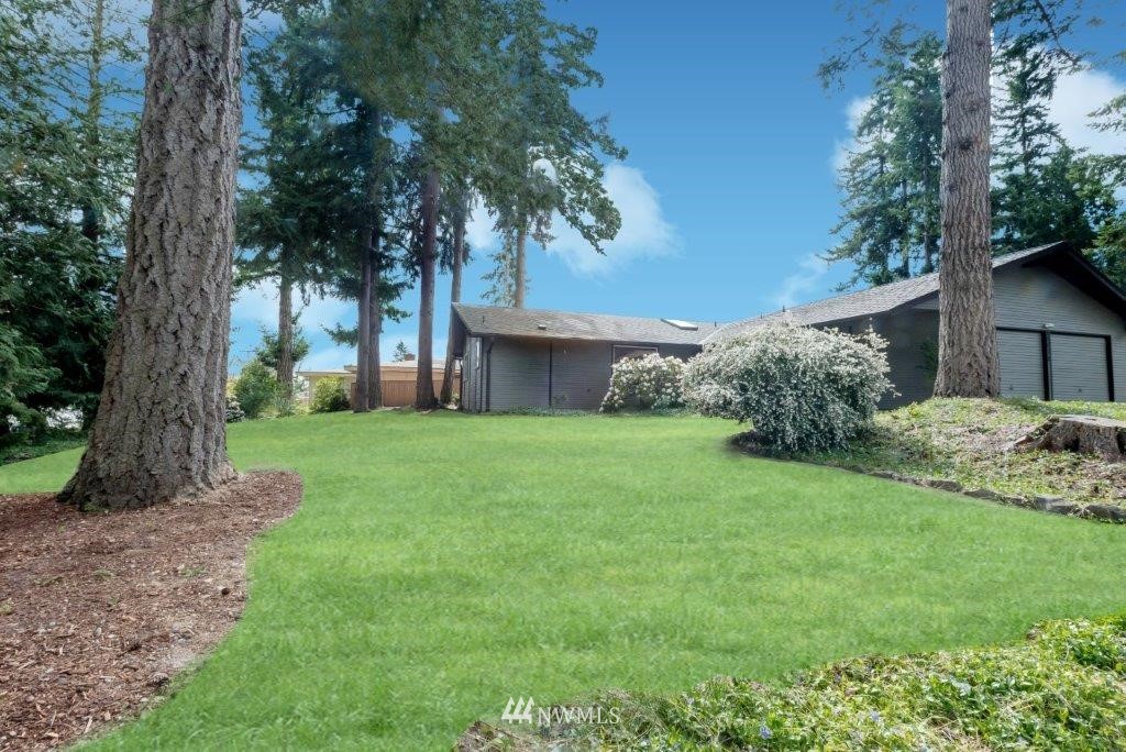 12525 Southeast 99th Street Renton, WA 98056 - Photo 27 of 33 a front view of a house with garden