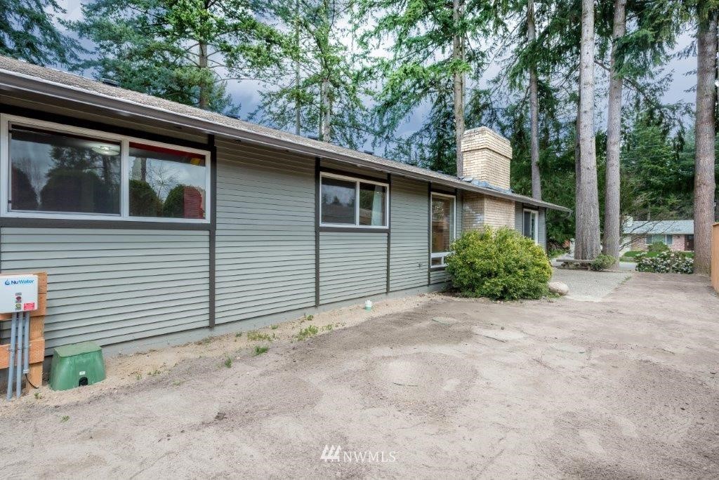 12525 Southeast 99th Street Renton, WA 98056 - Photo 30 of 33 a backyard of a house with plants and trees