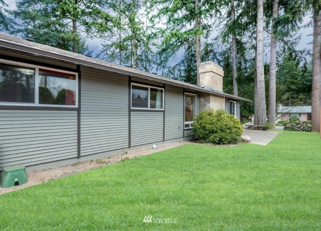 12525 Southeast 99th Street Renton, WA 98056 - Photo 31 of 33 a view of a backyard with plants and large tree