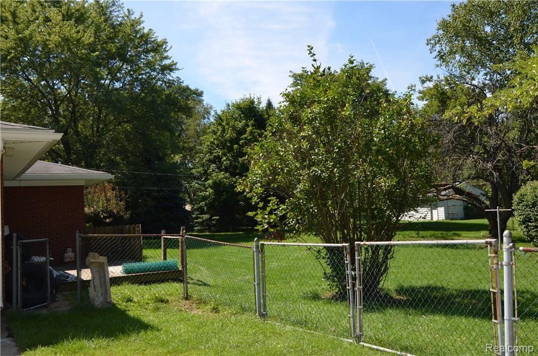 5640 Commerce Road West Bloomfield, MI 48324 - Photo 7 of 22 FENCED YARD AND DECK