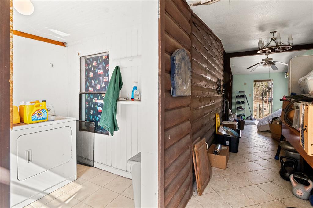 14930 Southeast 2 Lane Williston, FL 32696 - Photo 13 of 20 a view of walk in closet