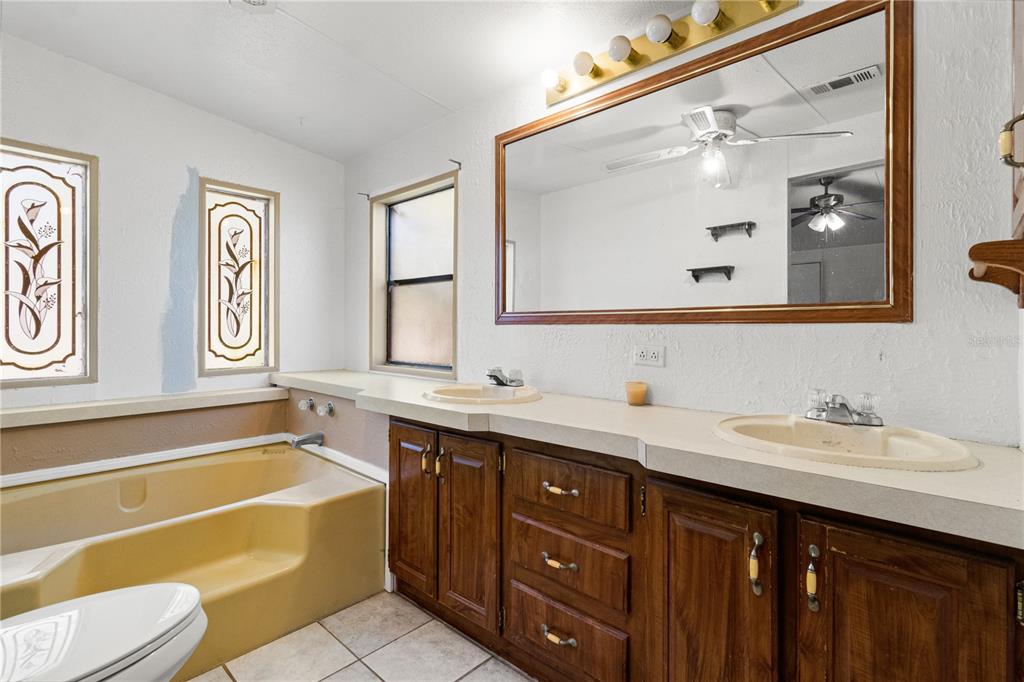 14930 Southeast 2 Lane Williston, FL 32696 - Photo 15 of 20 a bathroom with a tub sink and mirror