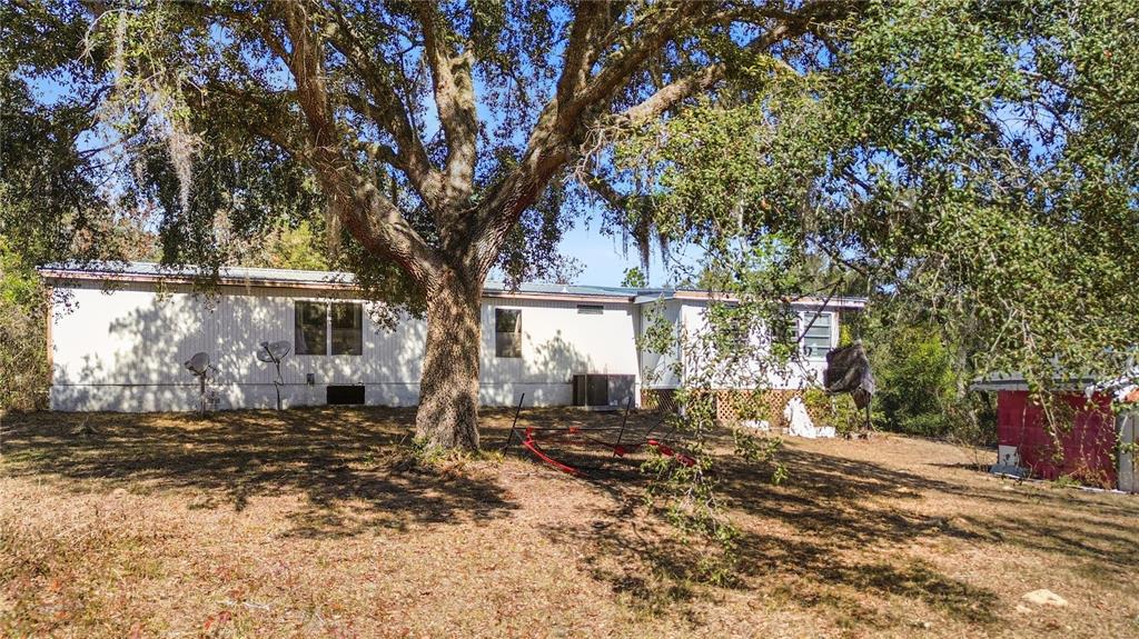 14930 Southeast 2 Lane Williston, FL 32696 - Photo 3 of 20 a backyard of a house with lots of green space