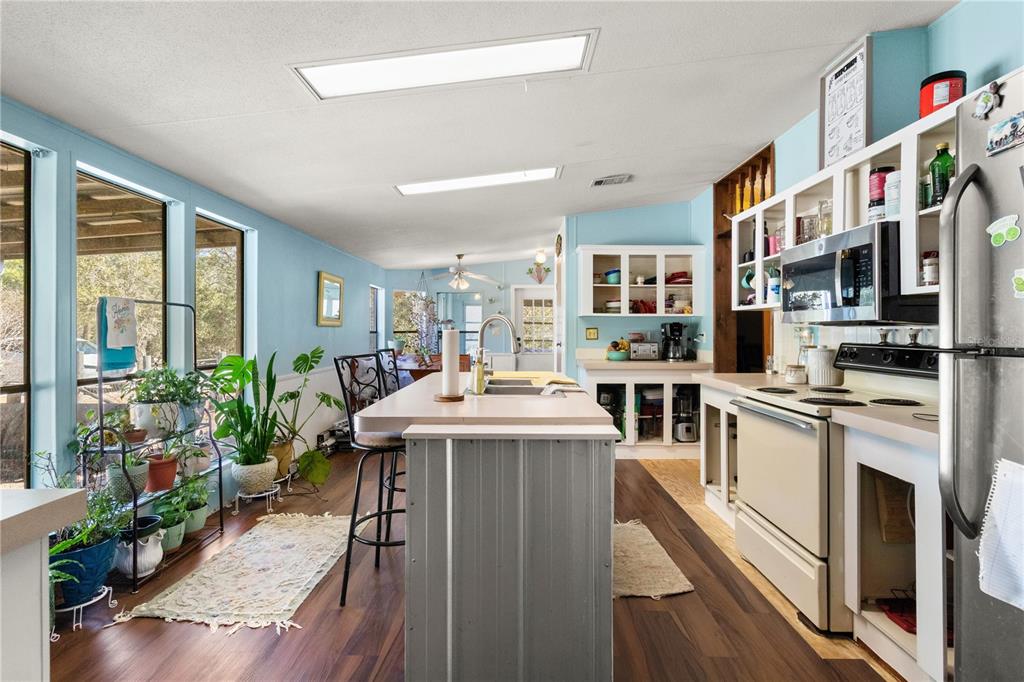 14930 Southeast 2 Lane Williston, FL 32696 - Photo 10 of 20 a view of a kitchen with furniture and a potted plant