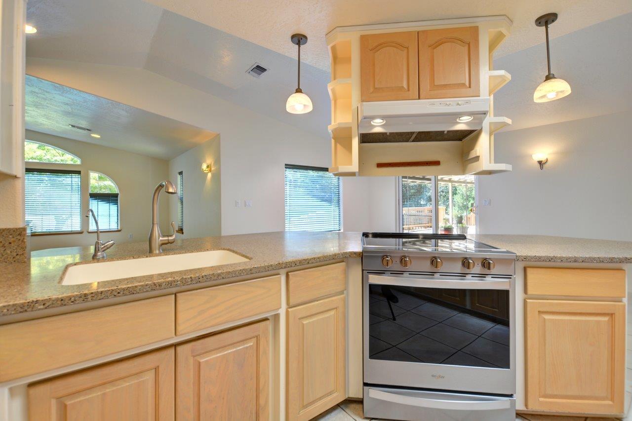 1353 Summit Loop Grants Pass, OR 97527 - Photo 13 of 58 DSC_1768_69_70