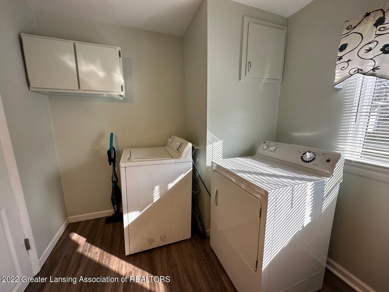 2601 North Aurelius Road Lansing, MI 48910 - Photo 11 of 26 First Floor LR