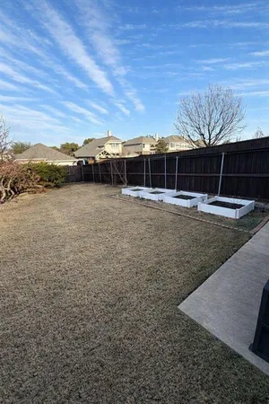 a view of a backyard