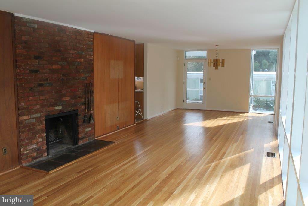 7700 Elba Road Alexandria, VA 22306 - Photo 2 of 13 Living Room