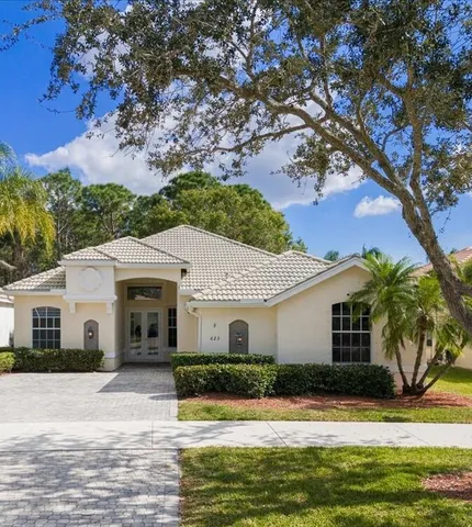a view of entryway with bathroom