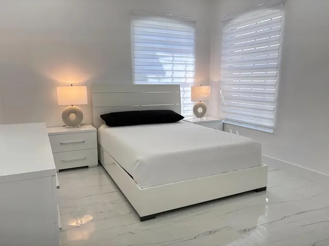 a view of a house with backyard and tree