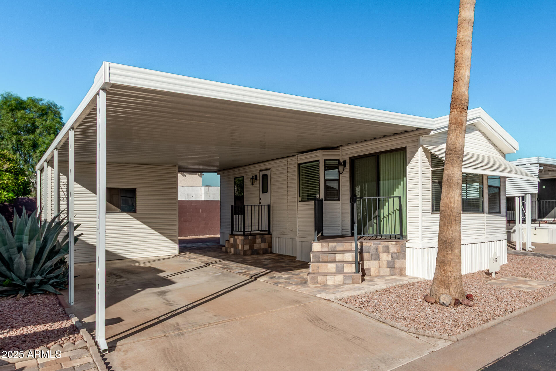 111 South Greenfield Road, Unit 647 Mesa, AZ 85206 - Photo 3 of 29 a front view of a house with garden