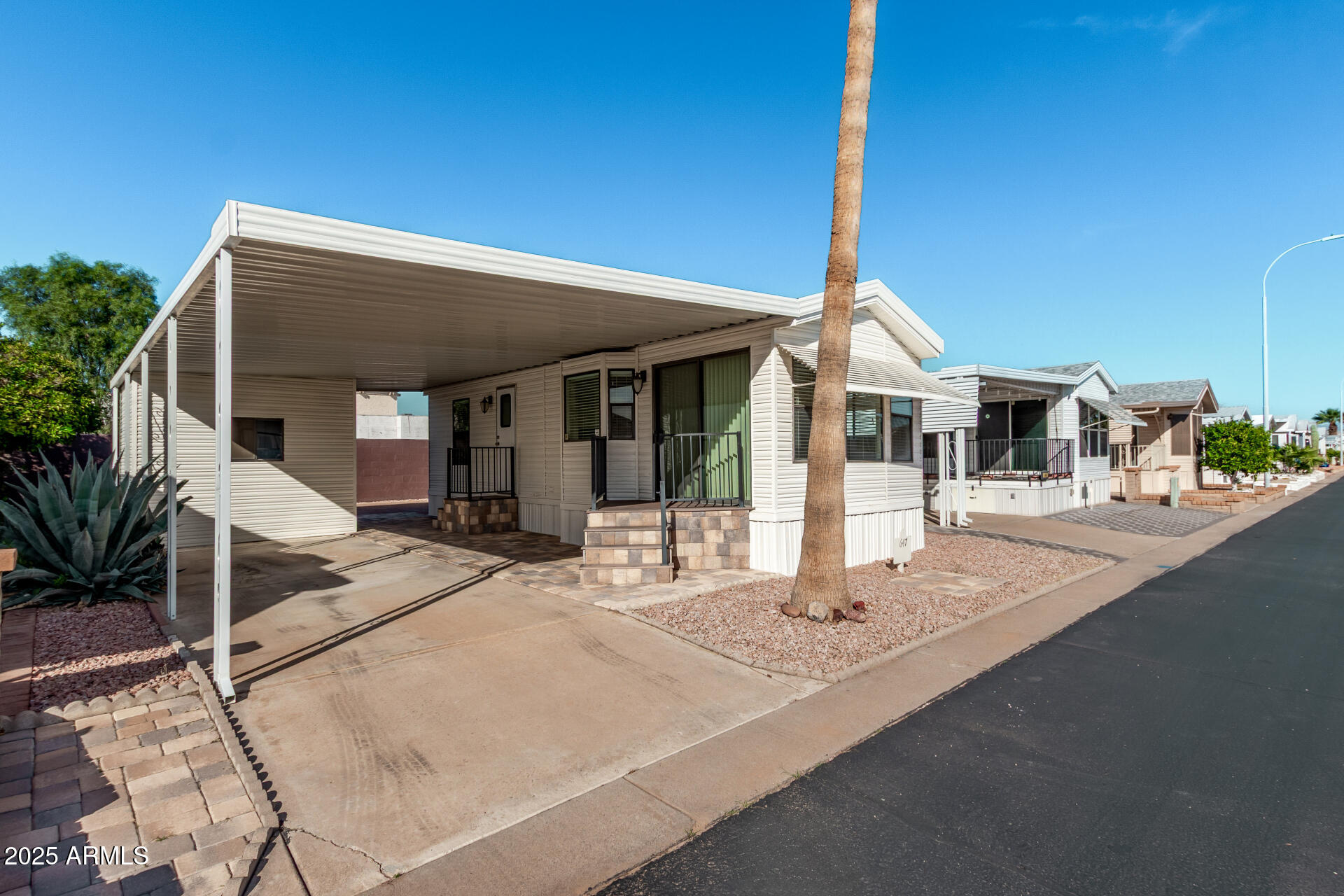 111 South Greenfield Road, Unit 647 Mesa, AZ 85206 - Photo 4 of 29 a patio with table and chairs and potted plants