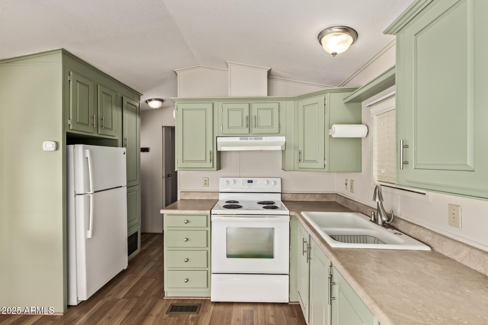 111 South Greenfield Road, Unit 647 Mesa, AZ 85206 - Photo 10 of 29 a kitchen with a sink stove and refrigerator