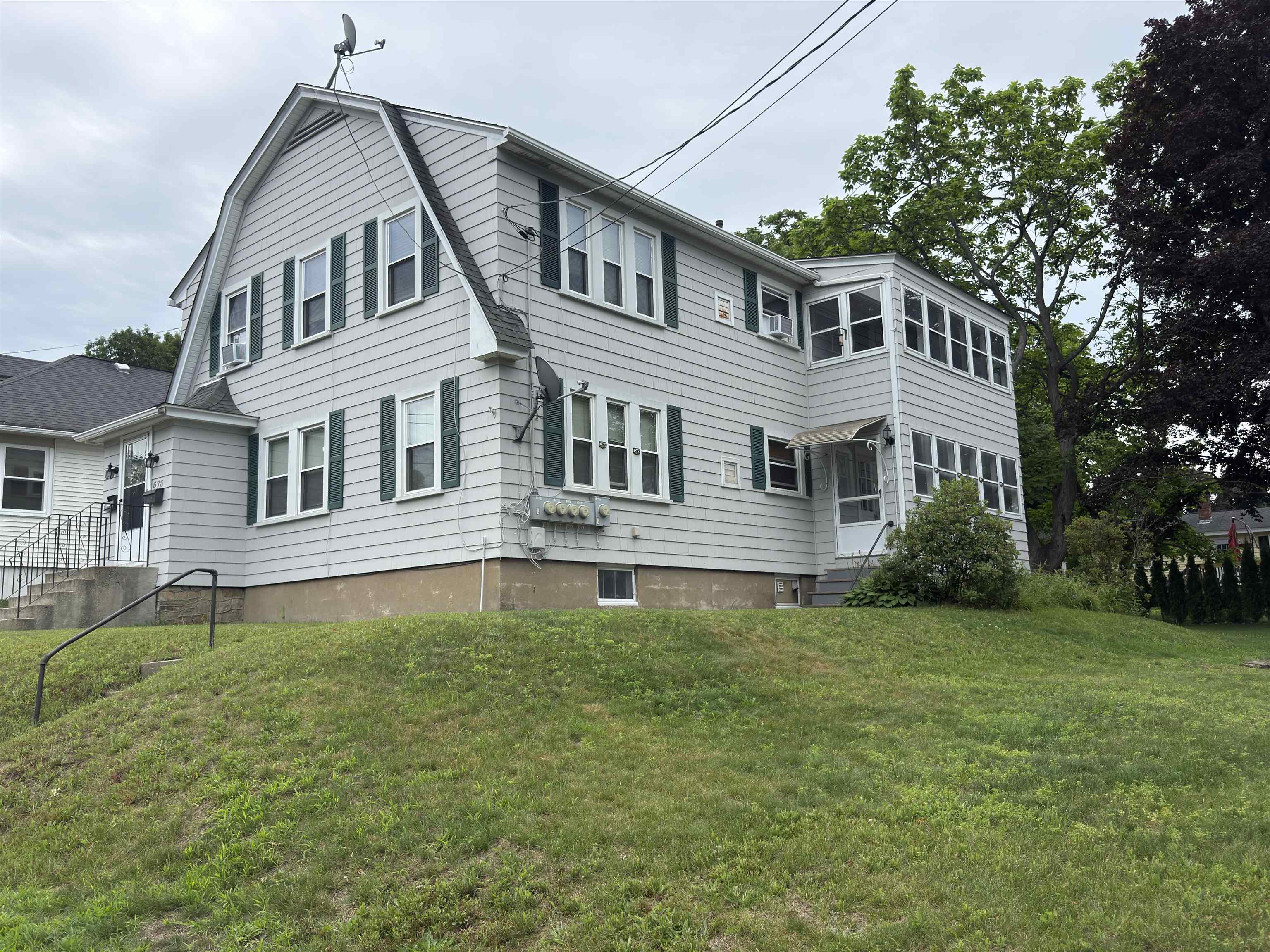 573 Spruce Street Manchester, NH 03103 - Photo 2 of 28