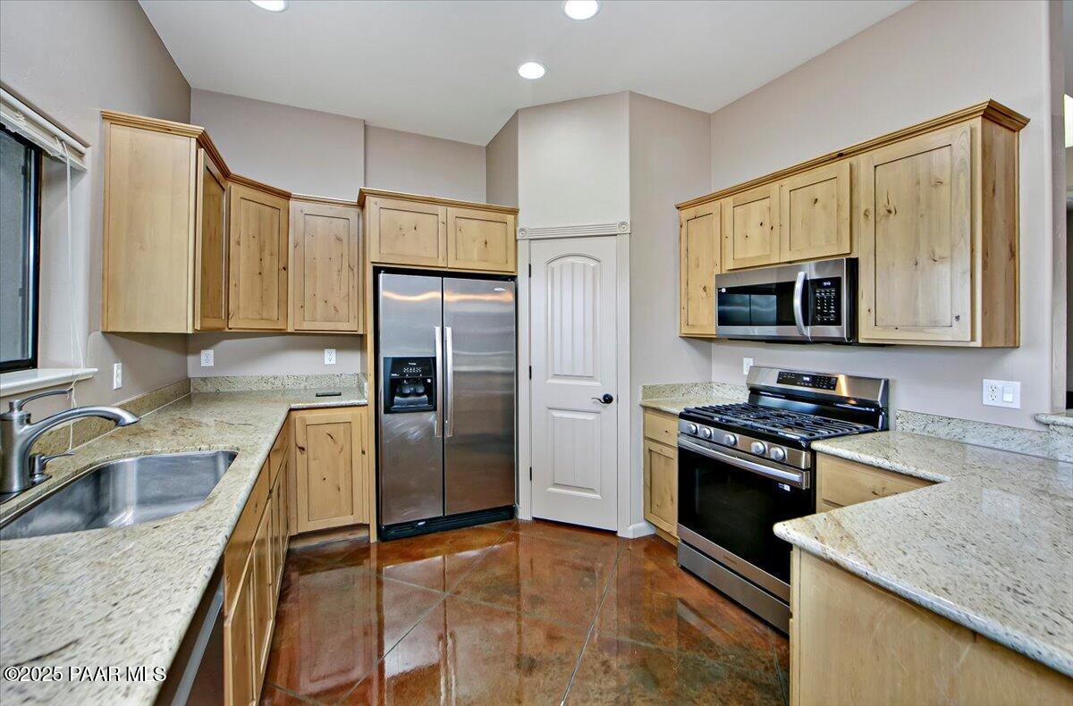 8760 North Yeager Mine Road Dewey, AZ 86327 - Photo 13 of 39 08-Kitchen