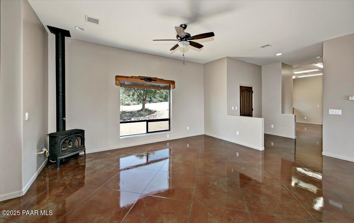 8760 North Yeager Mine Road Dewey, AZ 86327 - Photo 9 of 39 04-Living Room