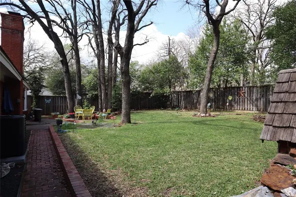 a view of a backyard