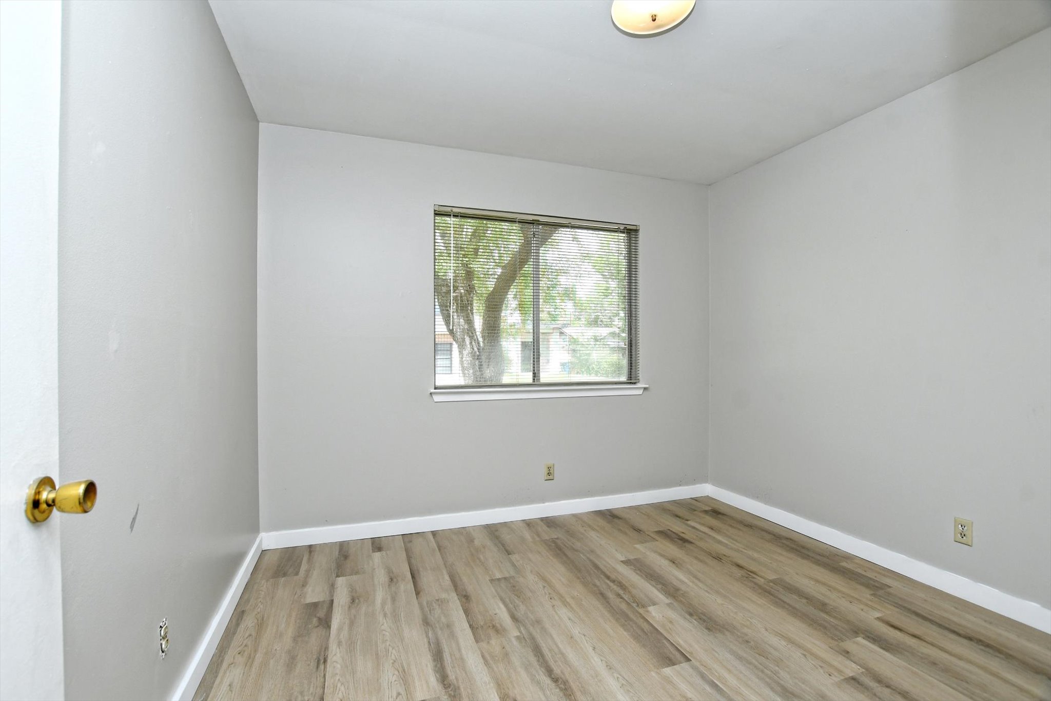 7509 Daugherty Street Austin, TX 78757 - Photo 19 of 24 an empty room with a window