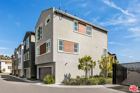 $4,500 | 2700 East Chaucer Street, Unit 34, Los Angeles, CA 90065