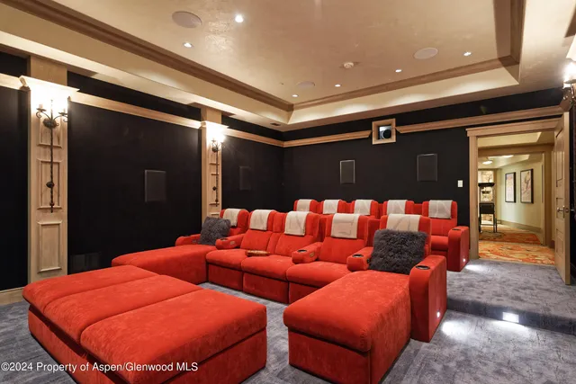 a en suite bathroom with a sink and a mirror