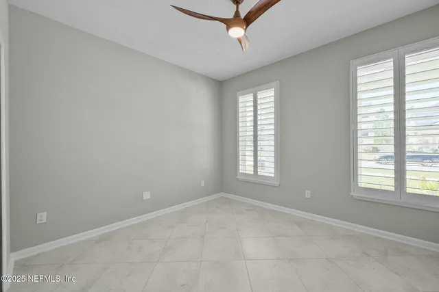 en empty room with ceiling fan